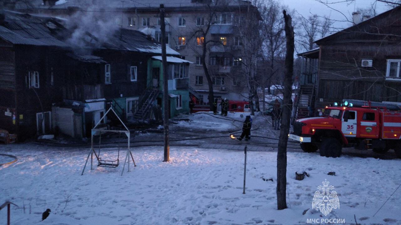 Пожар в бараке на Тихоокеанской потушили спасатели (ФОТО) — Новости  Хабаровска