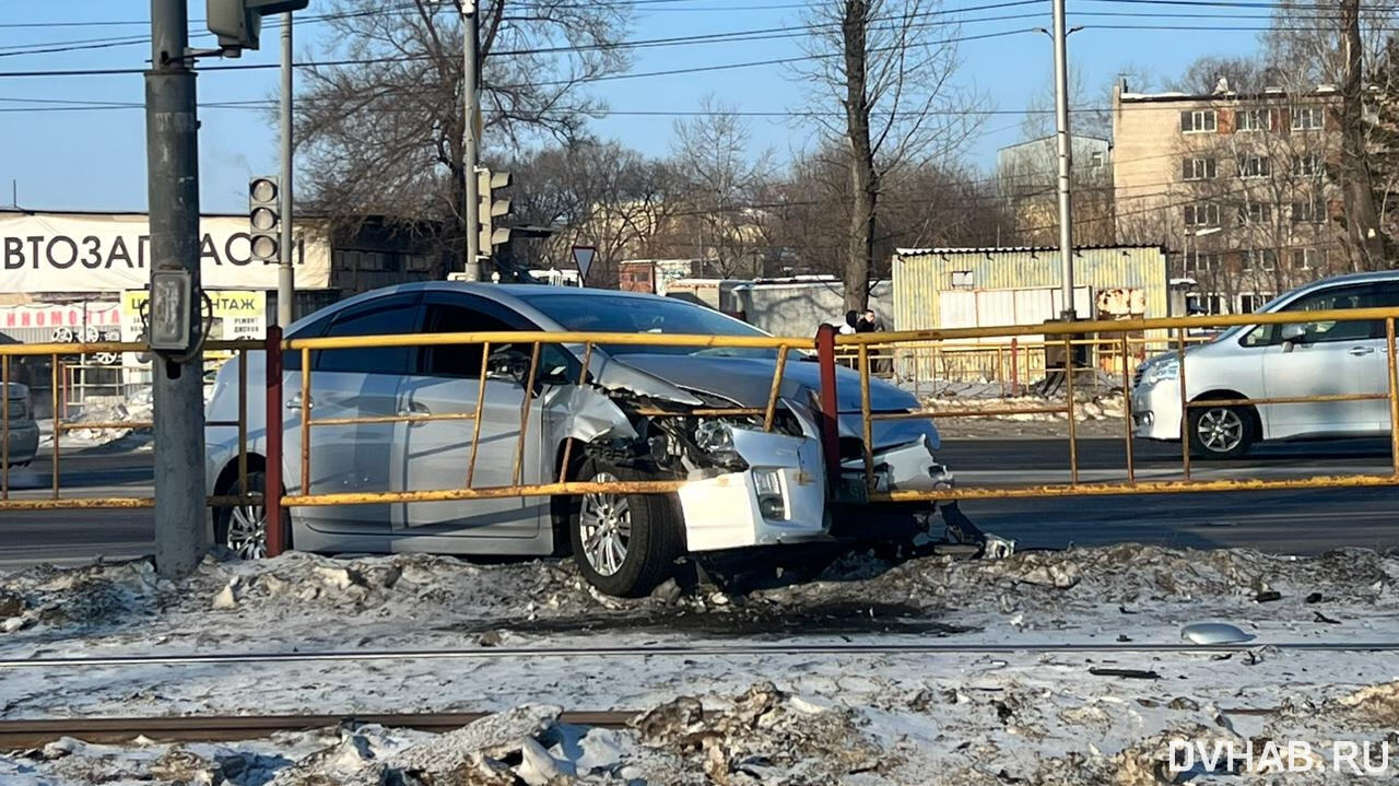 В ограждение после ДТП впечатало Prius на Краснореченской (ФОТО; ВИДЕО) —  Новости Хабаровска