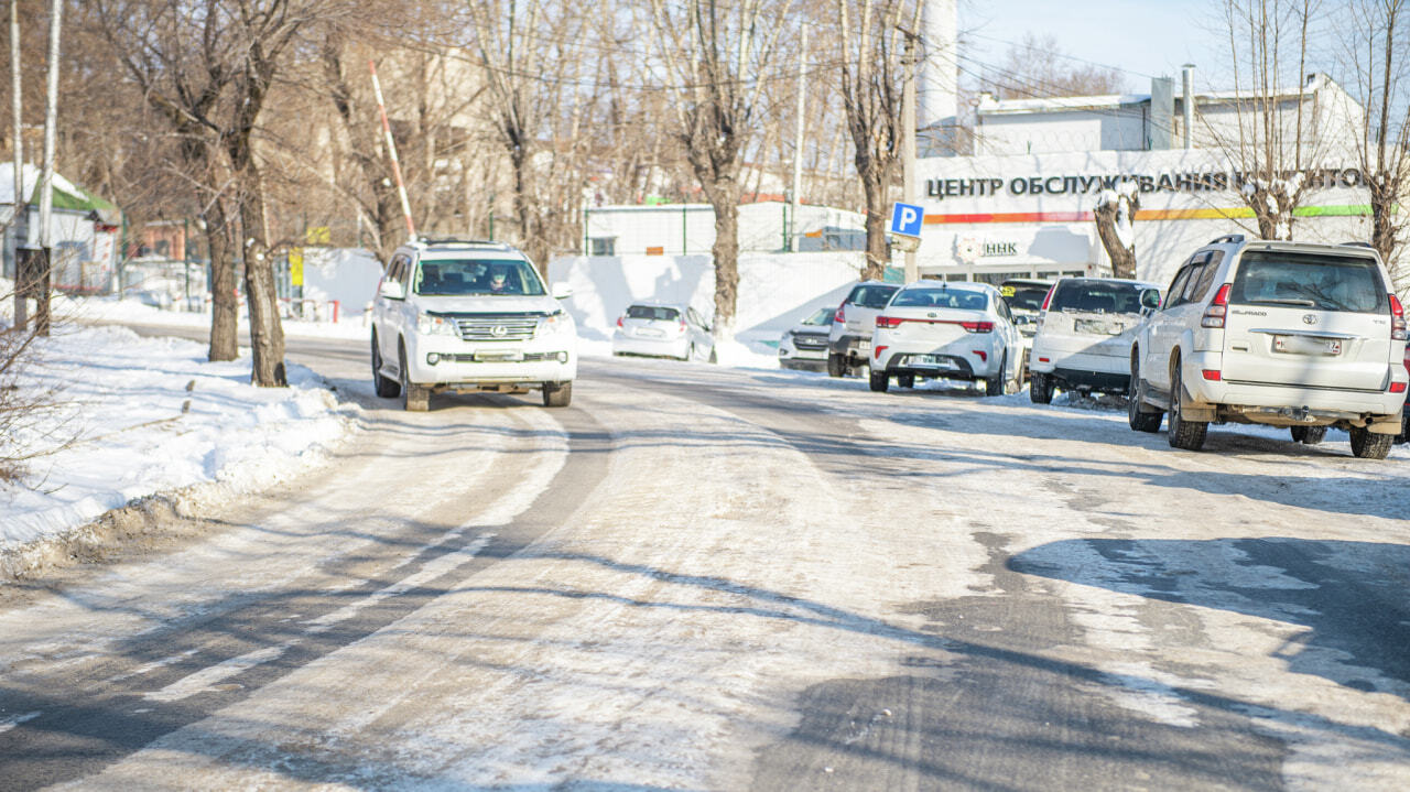 Очистить три улицы Хабаровска от наледи мешают машины — Новости Хабаровска