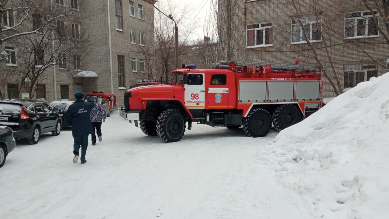 Ребенка из горящего дома спасли сотрудники МЧС в Биробиджане — Новости  Хабаровска