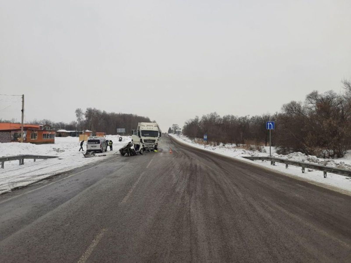 Неподалёку от Спасска-Дальнего фура смяла Toyota Vitz – два человека  погибли (ФОТО) – Новости Владивостока на VL.ru