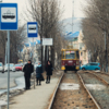 С этой стороны движения трамвая на остановках "Стадион", "Борисенко" и "Новожилова" люди выходят из вагонов на очень узкую полоску асфальта, почти на дорогу — newsvl.ru