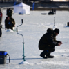 Рыбаки пришли подготовленные: в тёплой обуви и зимней одежде — newsvl.ru