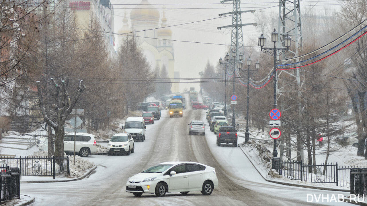 Посыпать дороги реагентами начали в Хабаровске — Новости Хабаровска