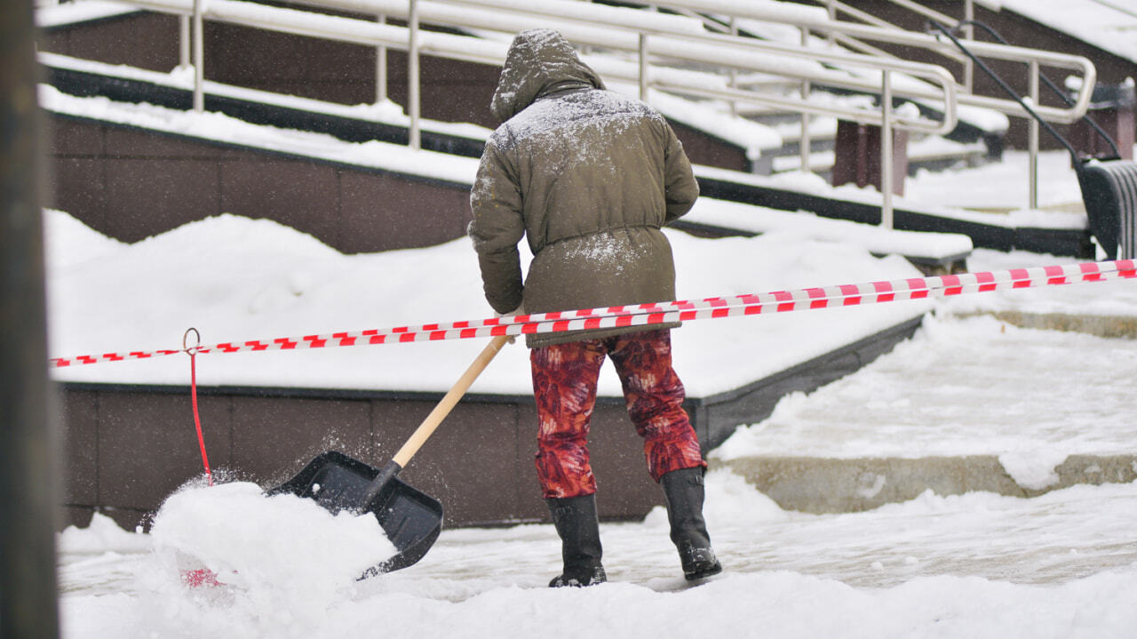 Компенсацию за травму во дворе дома выплатит управляйка — Новости Хабаровска