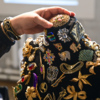 Параллельно с одеждой свою коллекцию антикварной бижутерии на продажу выставила коллекционер Лариса Ловушкина — newsvl.ru