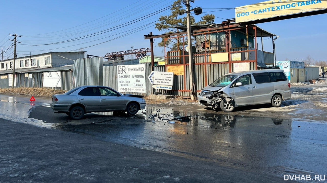 Nissan Sunny протаранил Alphard на Зеленой (ФОТО) — Новости Хабаровска