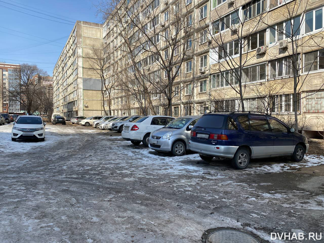 Стоянку под балконами жильцов устроили автовладельцы (ФОТО) — Новости  Хабаровска