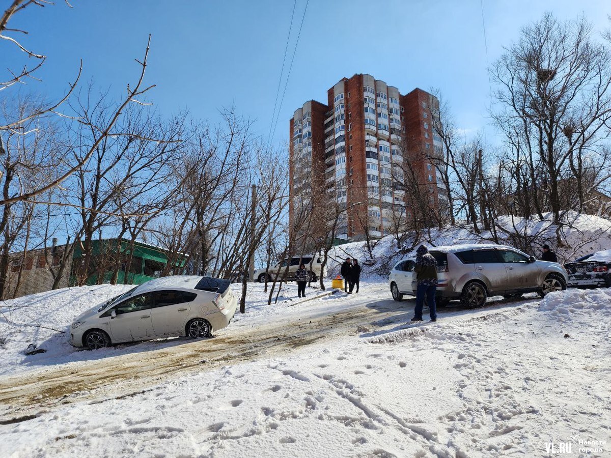 Ёмкости с песком для скользких подъёмов во Владивостоке оказались завалены  мусором – Новости Владивостока на VL.ru