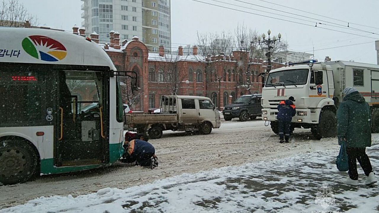 Машины и автобусы вытягивают спасатели на подъемах (ФОТО: ВИДЕО) — Новости  Хабаровска