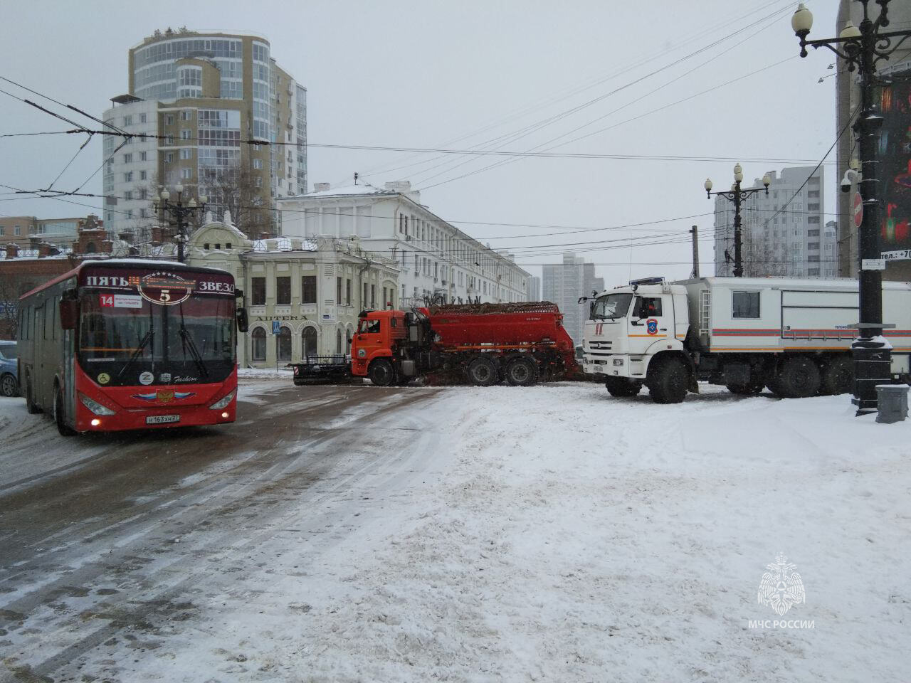 Машины и автобусы вытягивают спасатели на подъемах (ФОТО: ВИДЕО) — Новости  Хабаровска