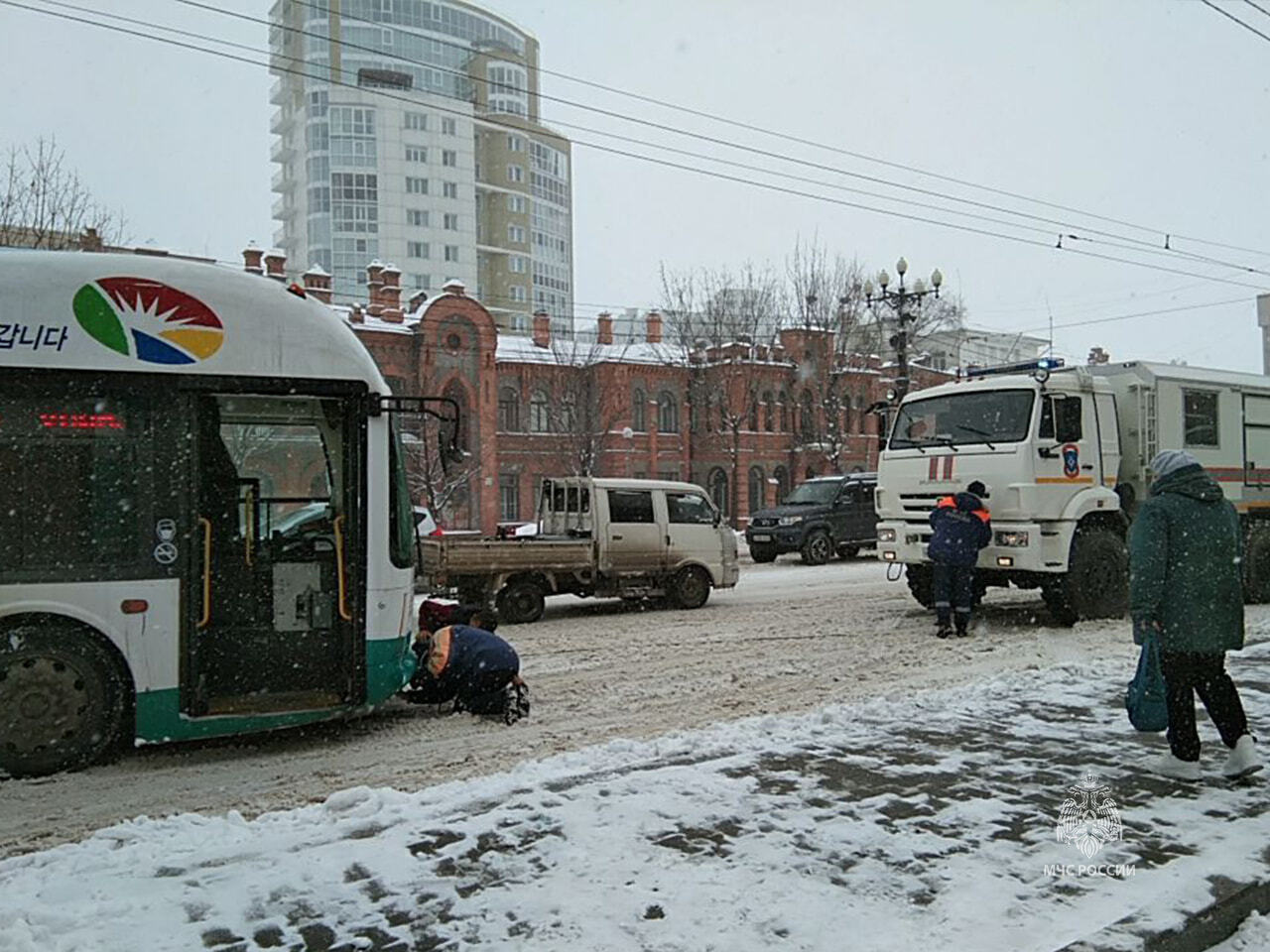 Машины и автобусы вытягивают спасатели на подъемах (ФОТО: ВИДЕО) — Новости  Хабаровска