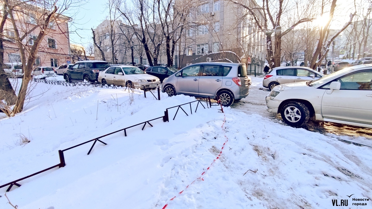 Подходы к школам, больницам и остановкам во Владивостоке на второй день  после снегопада всё ещё не успели расчистить (ПЕРЕКЛИЧКА) – Новости  Владивостока на VL.ru