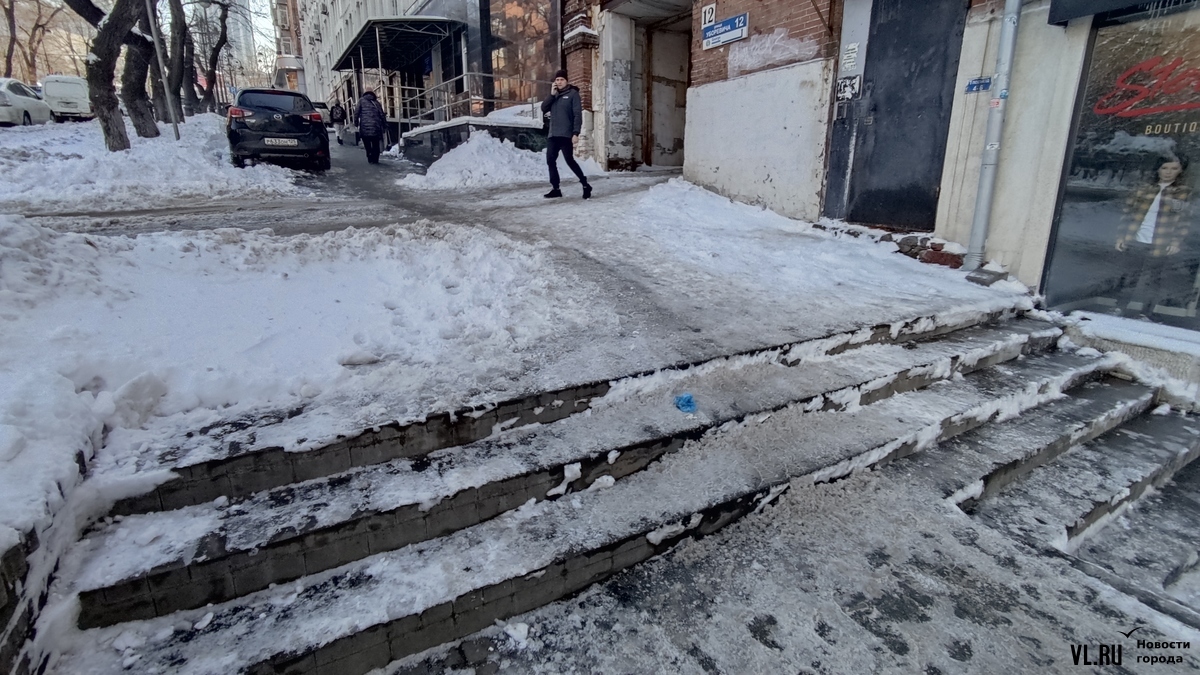 Подходы к школам, больницам и остановкам во Владивостоке на второй день  после снегопада всё ещё не успели расчистить (ПЕРЕКЛИЧКА) – Новости  Владивостока на VL.ru