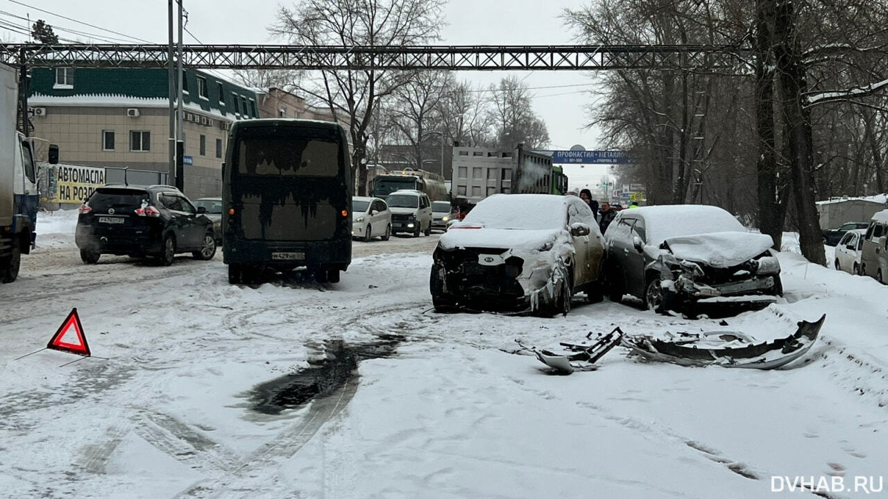 Только что купленную Kia добила маршрутка на проспекте (ФОТО) — Новости  Хабаровска