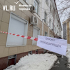 Часть печной трубы рухнула с крыши дома на Партизанском проспекте на крыльцо магазина и пешеходную дорожку (ФОТО)