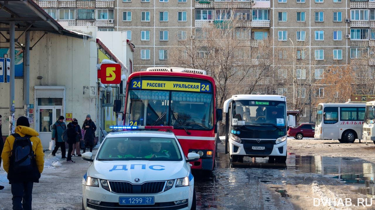 Автобус сбил пассажира на остановке (ФОТО) — Новости Хабаровска