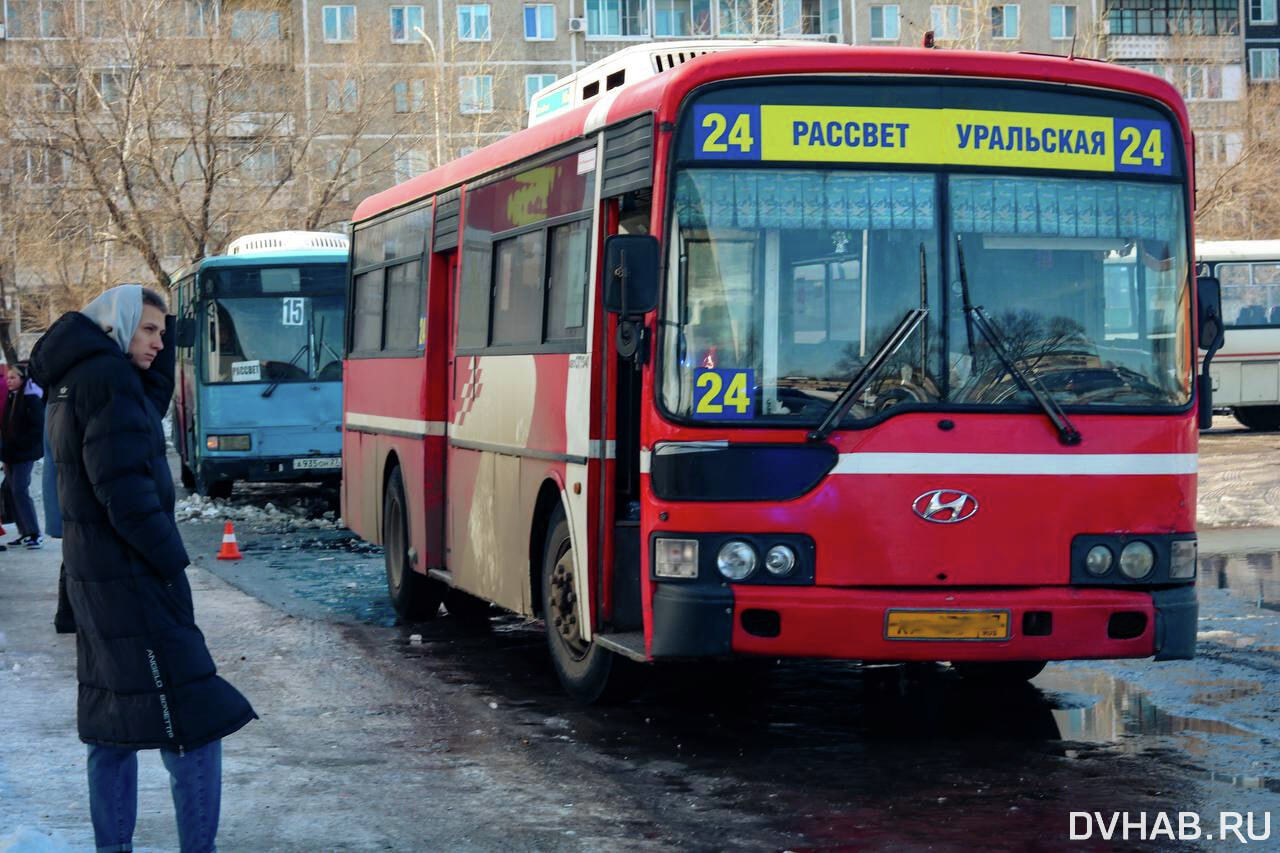 Автобус сбил пассажира на остановке (ФОТО) — Новости Хабаровска