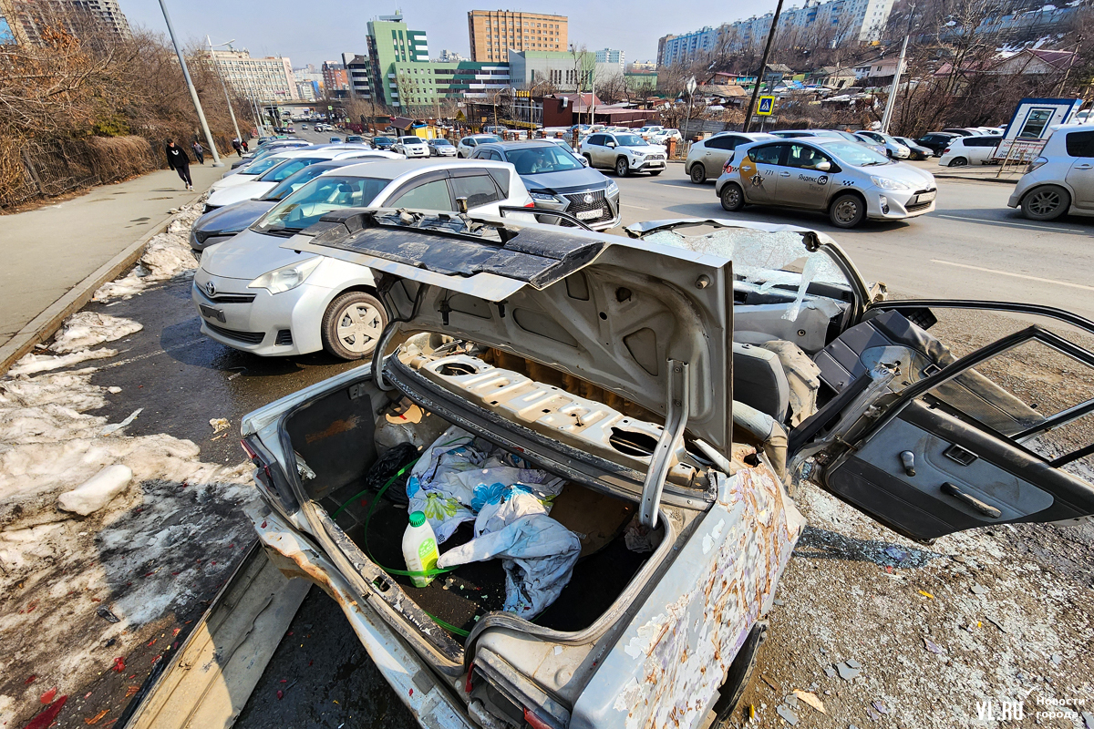 Ночью во Владивостоке разбили и жгли Nissan Sunny на глазах инспекторов  ГИБДД – останки бросили на платной парковке на Гоголя – Новости Владивостока  на VL.ru