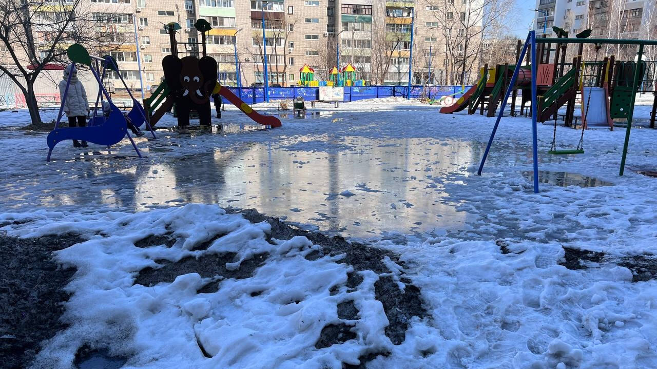 Деньги смыло: отремонтированный по федеральной программе двор ушел под воду  (ВИДЕО) — Новости Хабаровска