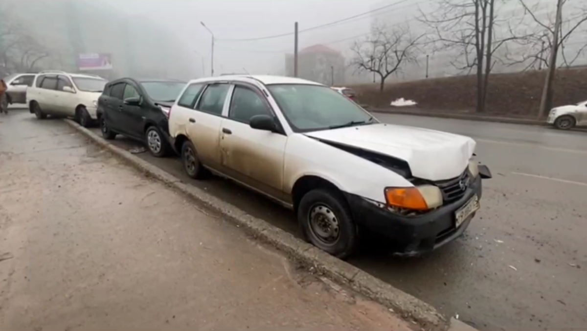 Четыре припаркованных авто пострадали в ДТП ночью во Владивостоке на  Шилкинской – Новости Владивостока на VL.ru