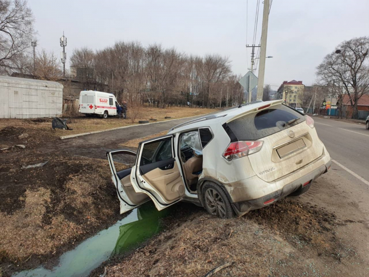 Два человека пострадали в Уссурийске, когда водитель Nissan не пропустил  скорую помощь – Новости Владивостока на VL.ru