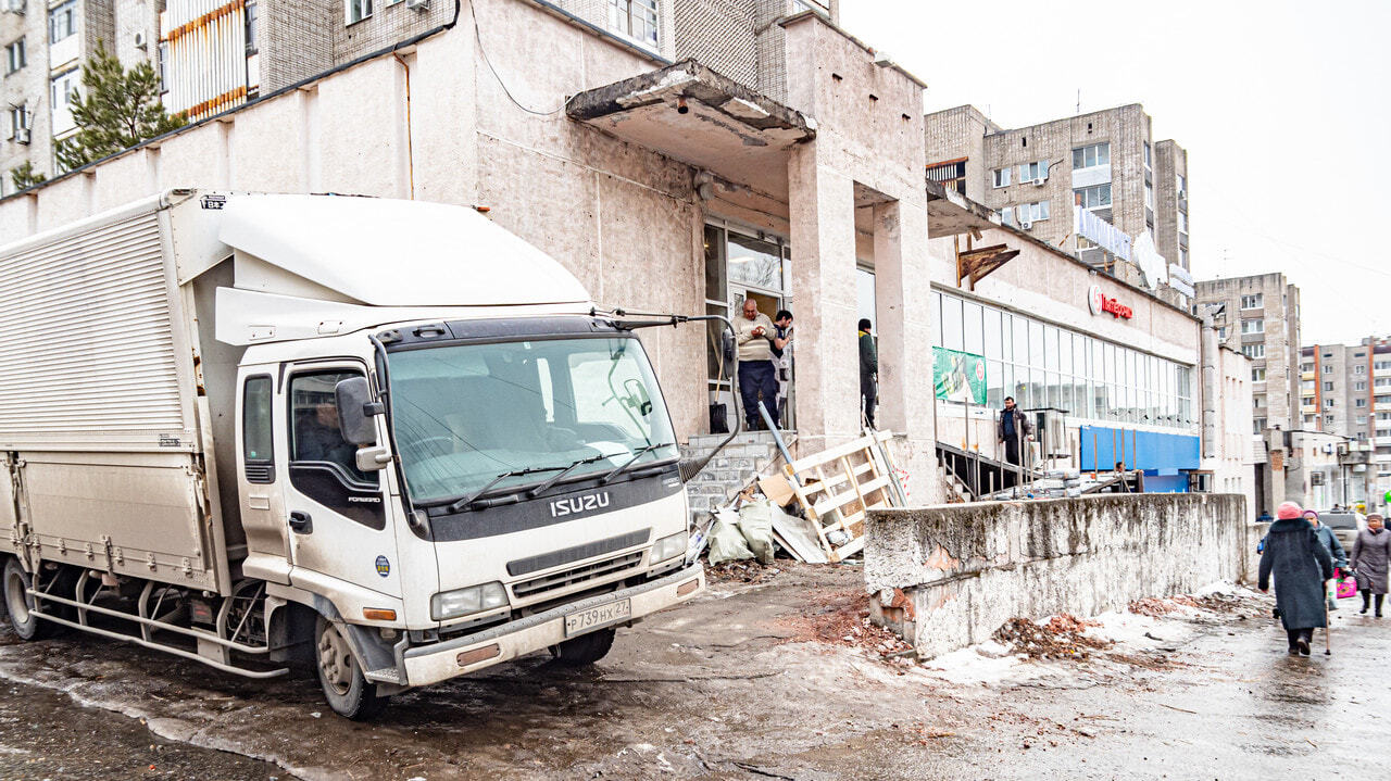 В захвате тротуара обвинили продуктовый ретейлер хабаровчане (ФОТО; ВИДЕО)  — Новости Хабаровска