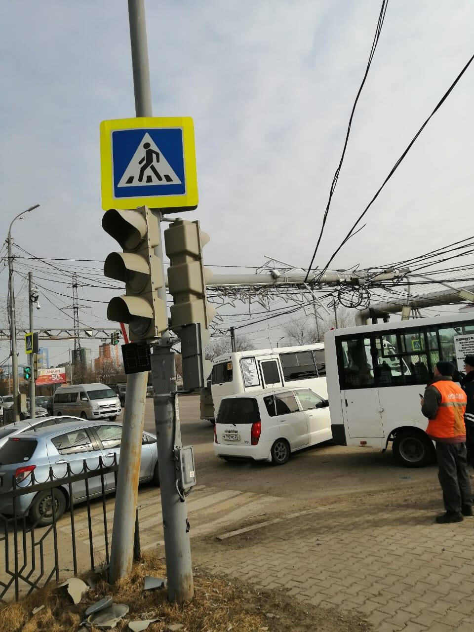 Столбы и машины страдают в авариях на дорогах Хабаровска (ФОТО) — Новости  Хабаровска