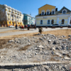 Дорогой рулонный газон завален кусками бетона и плитки — newsvl.ru