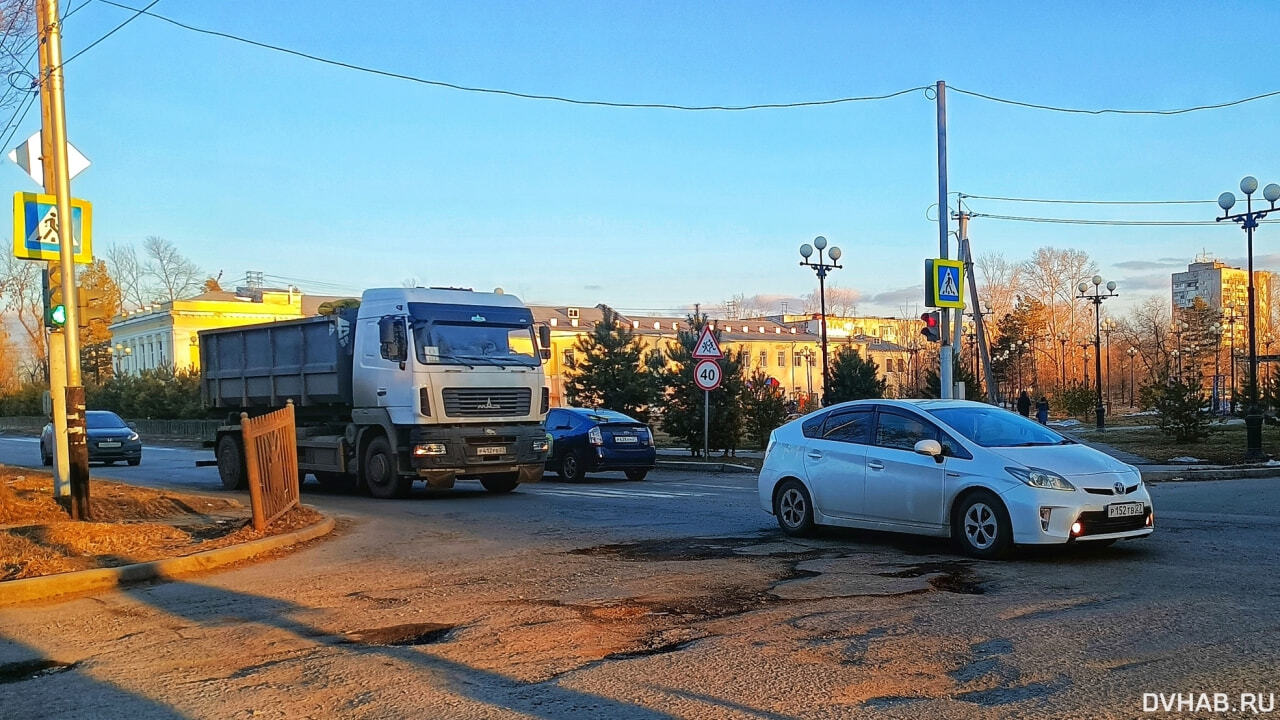 Большегрузы разбомбили дорогу возле детсада в Хабаровске (ФОТО; ВИДЕО) —  Новости Хабаровска