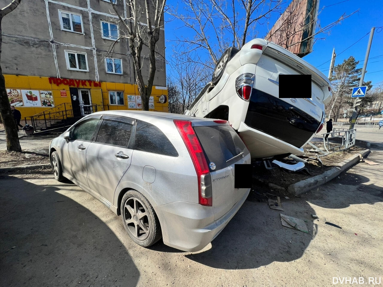 Land Cruiser Prado перевернулся после столкновения на Дикопольцева (ФОТО) —  Новости Хабаровска