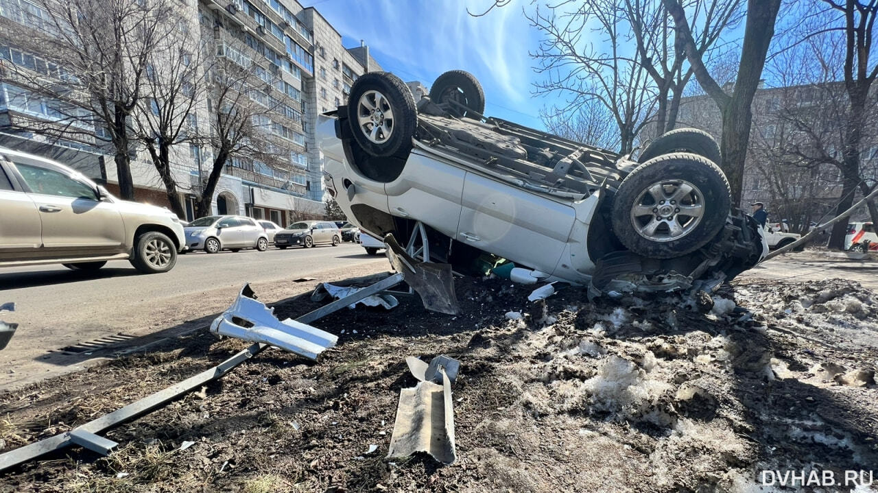 Land Cruiser Prado перевернулся после столкновения на Дикопольцева (ФОТО) —  Новости Хабаровска