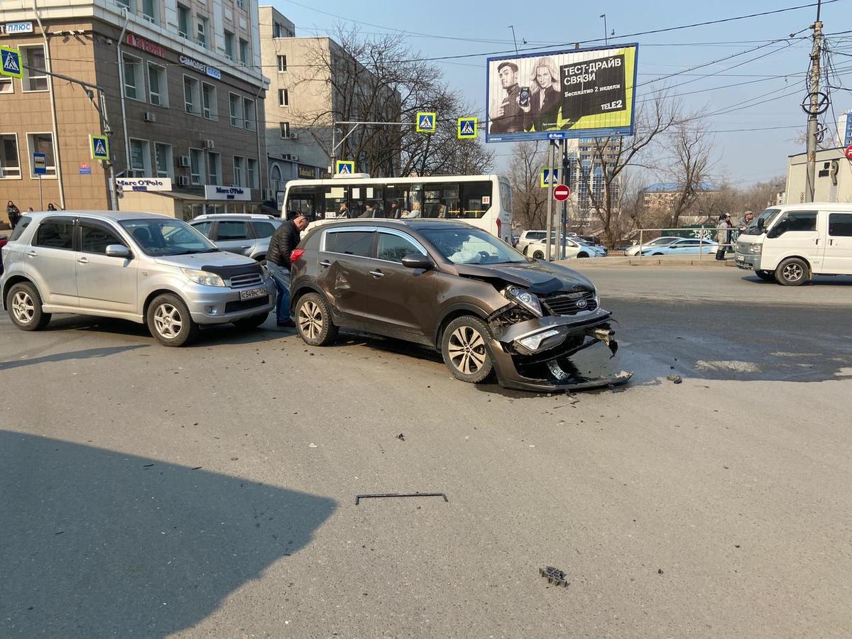 Виновником ДТП в районе Дальпресса стал проехавший на красный неоформленный  конструктор (ФОТО) – Новости Владивостока на VL.ru