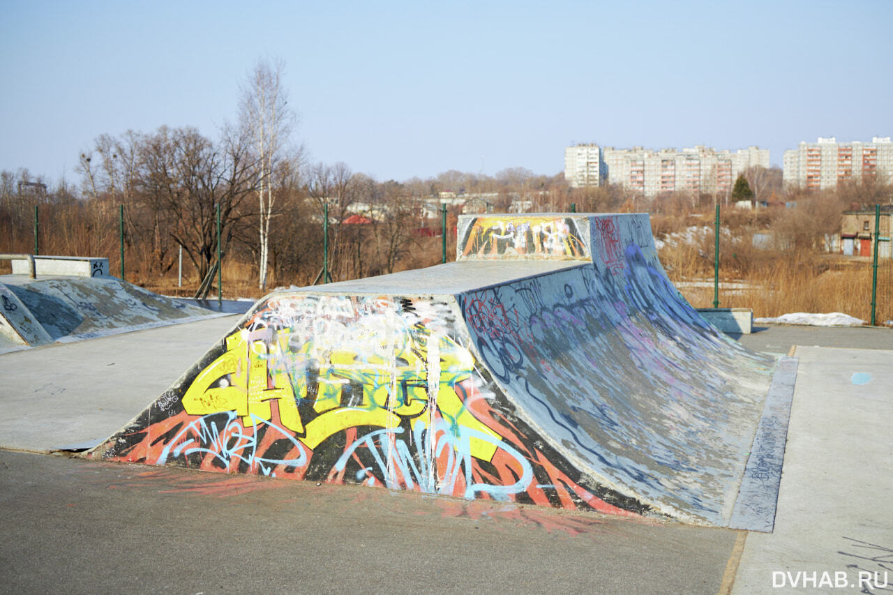 Стол в скейт парке