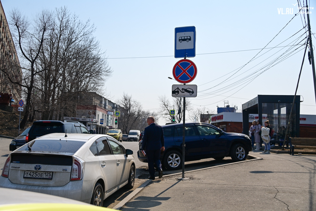 Во Владивостоке водители стали чаще использовать автобусные остановки в  качестве парковок (ФОТО; ПЕРЕКЛИЧКА) – Новости Владивостока на VL.ru