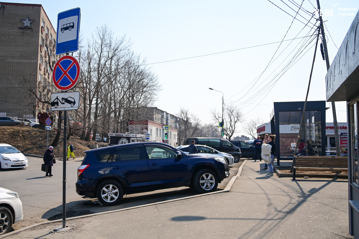 Во Владивостоке водители стали чаще использовать автобусные остановки в  качестве парковок (ФОТО; ПЕРЕКЛИЧКА) – Новости Владивостока на VL.ru