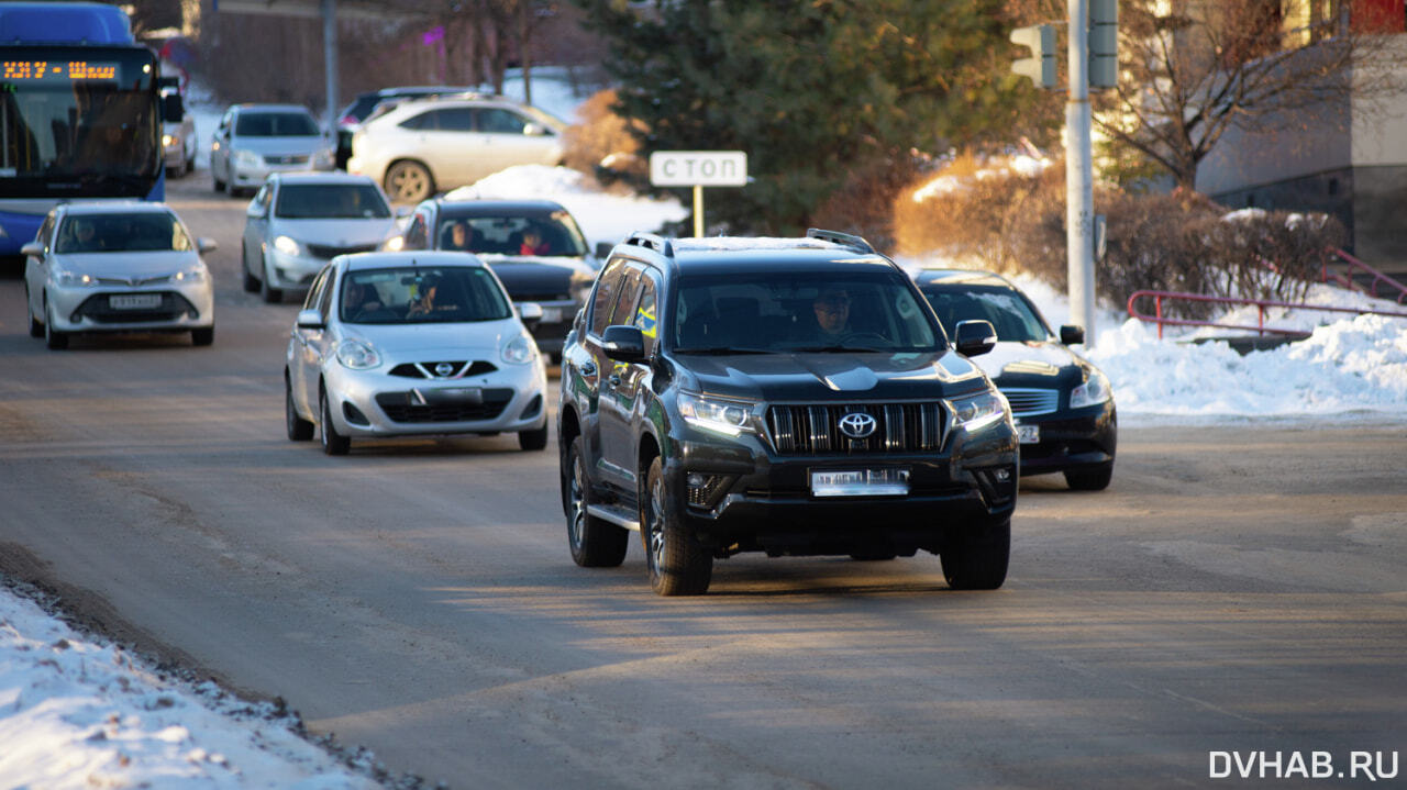 Автолюбителей с налоговыми задолжностями искали на площади Ленина — Новости  Хабаровска