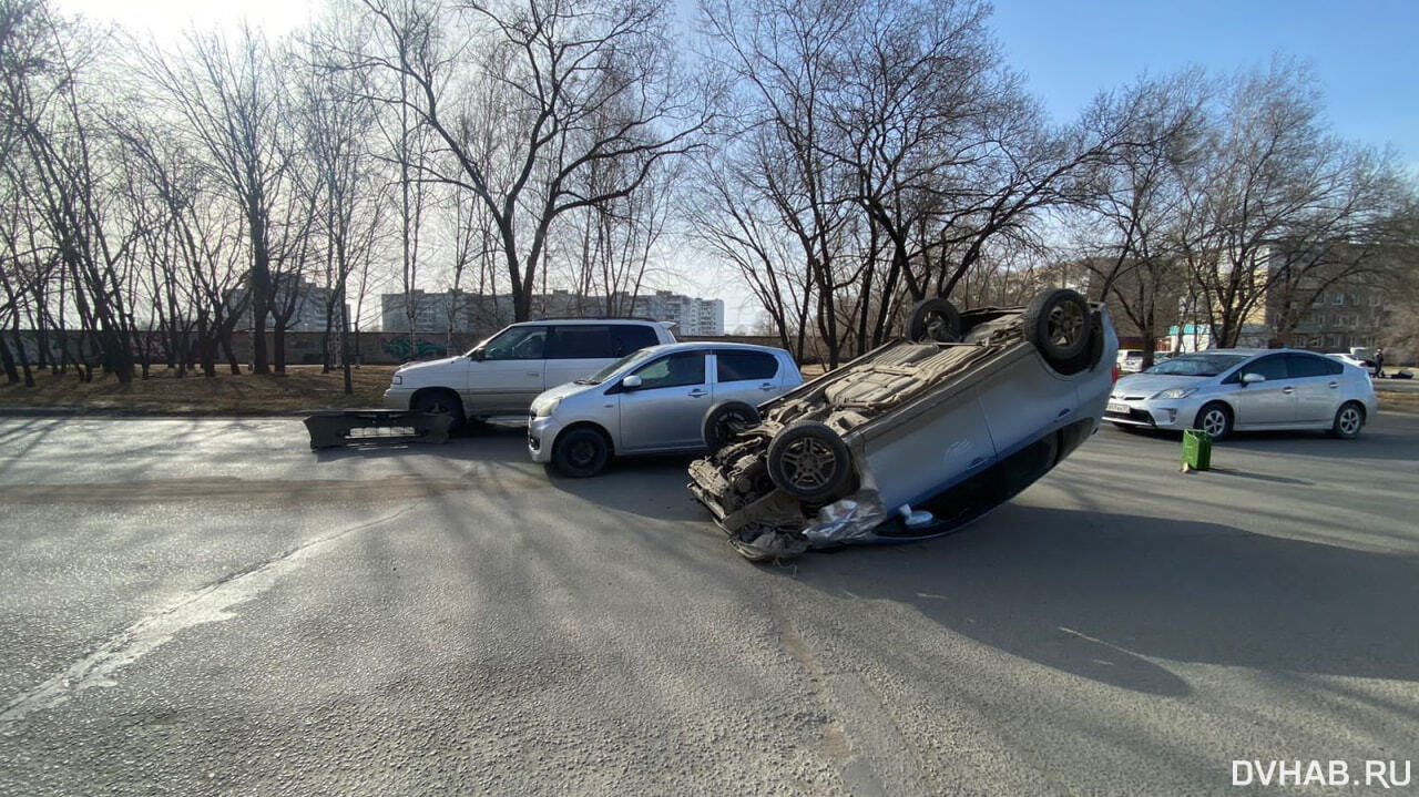 Honda Fit перевернулась после аварии на Ворошилова (ФОТО) — Новости  Хабаровска