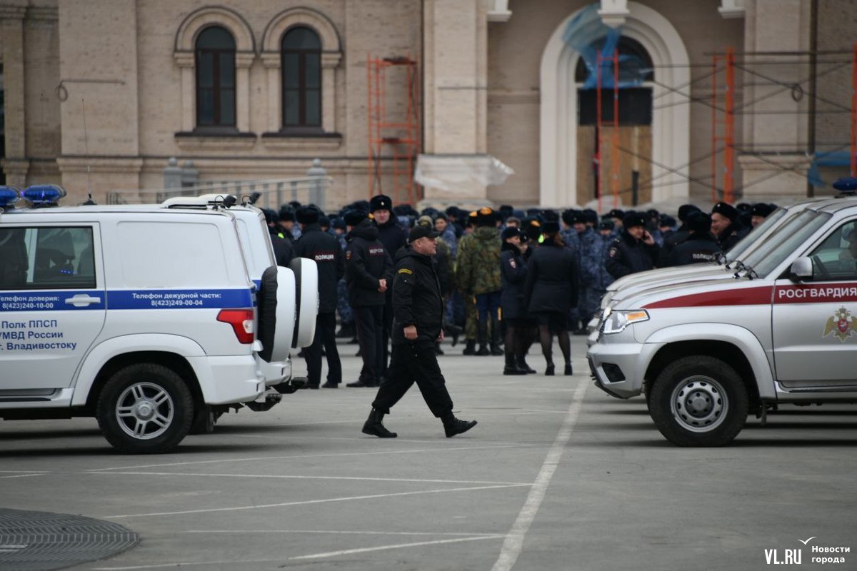 На центральной площади Владивостока начался строевой смотр приморской  полиции (ФОТО) – Новости Владивостока на VL.ru