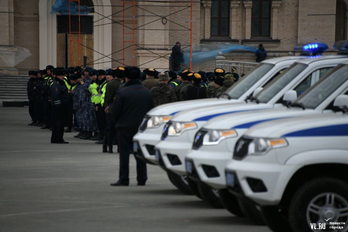 На центральной площади Владивостока начался строевой смотр приморской  полиции (ФОТО) – Новости Владивостока на VL.ru