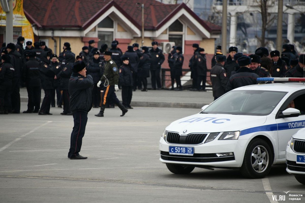 На центральной площади Владивостока начался строевой смотр приморской  полиции (ФОТО) – Новости Владивостока на VL.ru