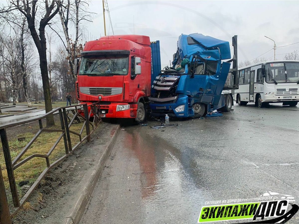 В Кипарисово фура снесла леера на трассе, а в Артёме крупное ДТП устроил  автовоз – Новости Владивостока на VL.ru