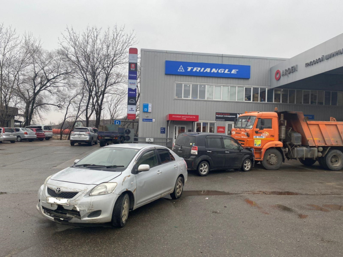 В Уссурийске водитель, которому стало плохо, сбил пешехода, врезался в  припаркованное авто и в КамАЗ – Новости Владивостока на VL.ru