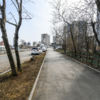 Под расширение дороги пойдёт, судя по всему, зелёная полоса между тротуаром и дорогой — newsvl.ru