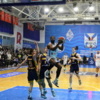 Тайрон Харрис в прыжке пытается положить мяч в корзину — newsvl.ru