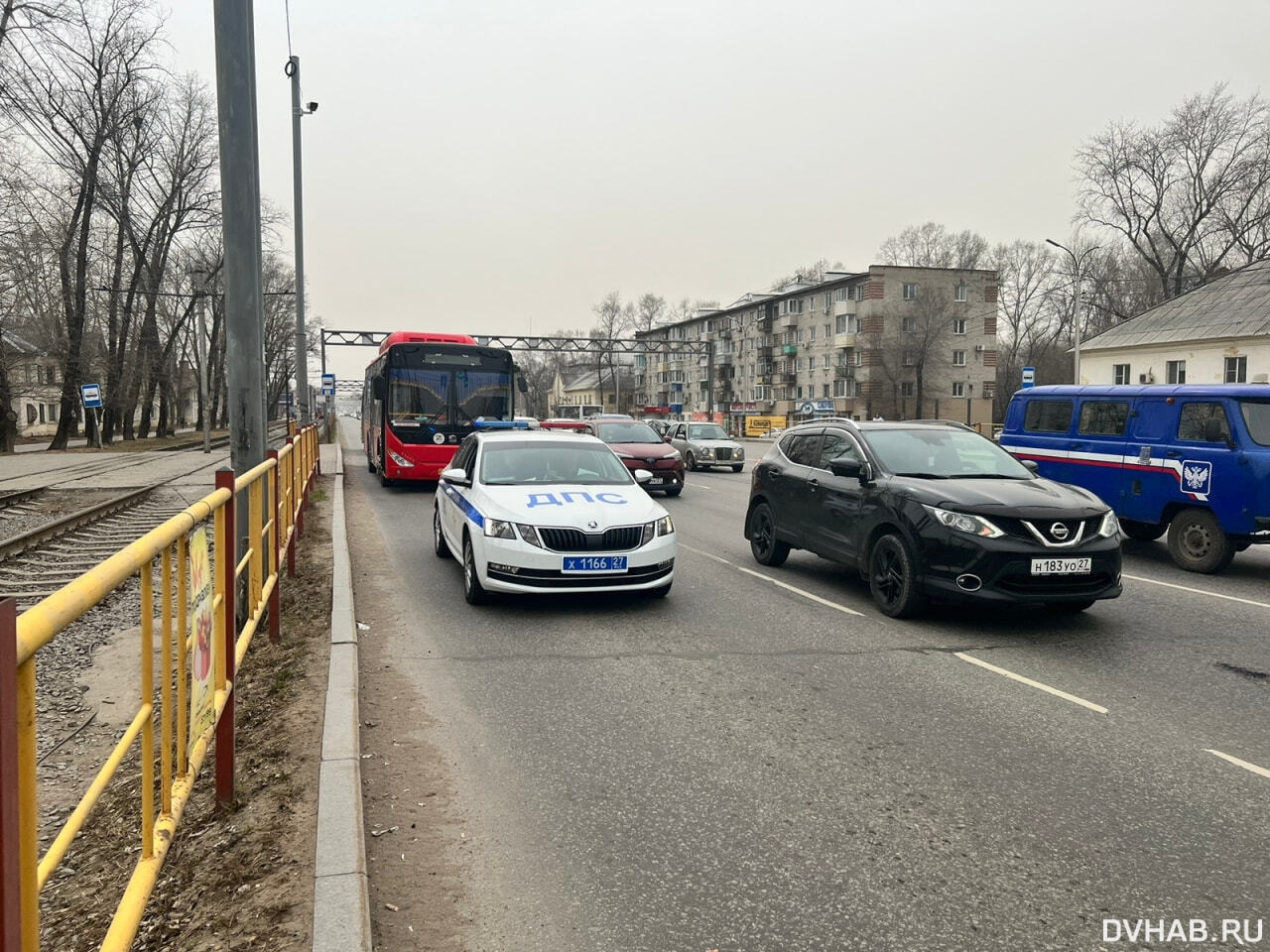 Водитель автобуса № 25 сломал ногу пенсионерке на остановке (ФОТО) —  Новости Хабаровска