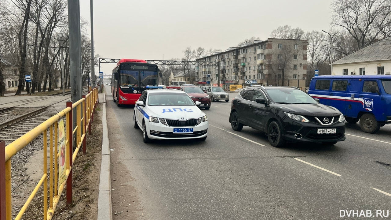 Водитель автобуса № 25 сломал ногу пенсионерке на остановке (ФОТО) —  Новости Хабаровска