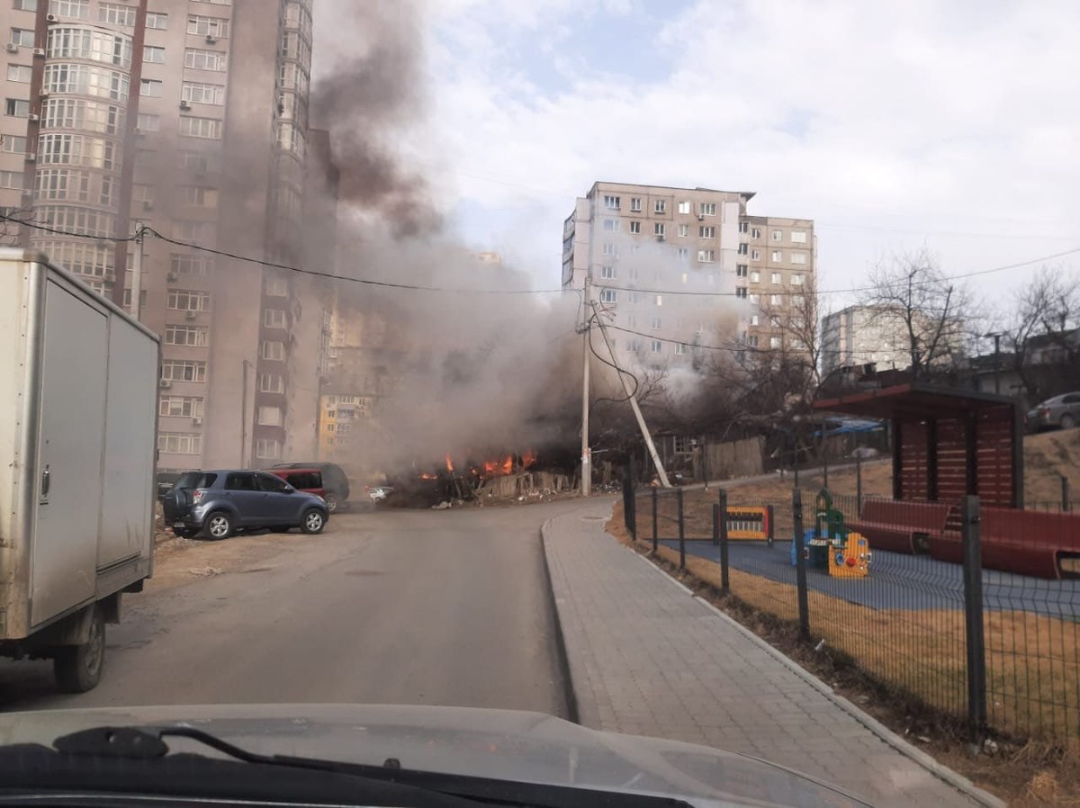 Между многоэтажками на Кирова сгорел заброшенный дом (ВИДЕО) – Новости  Владивостока на VL.ru