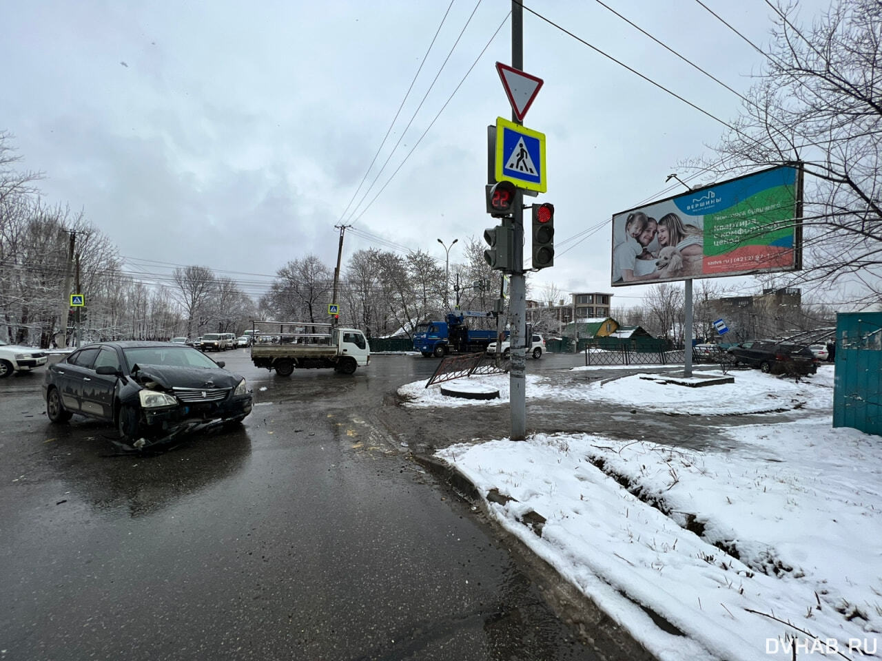 Две Toyota «собрали» забор, знак и женщину на перекрестке (ФОТО) — Новости  Хабаровска