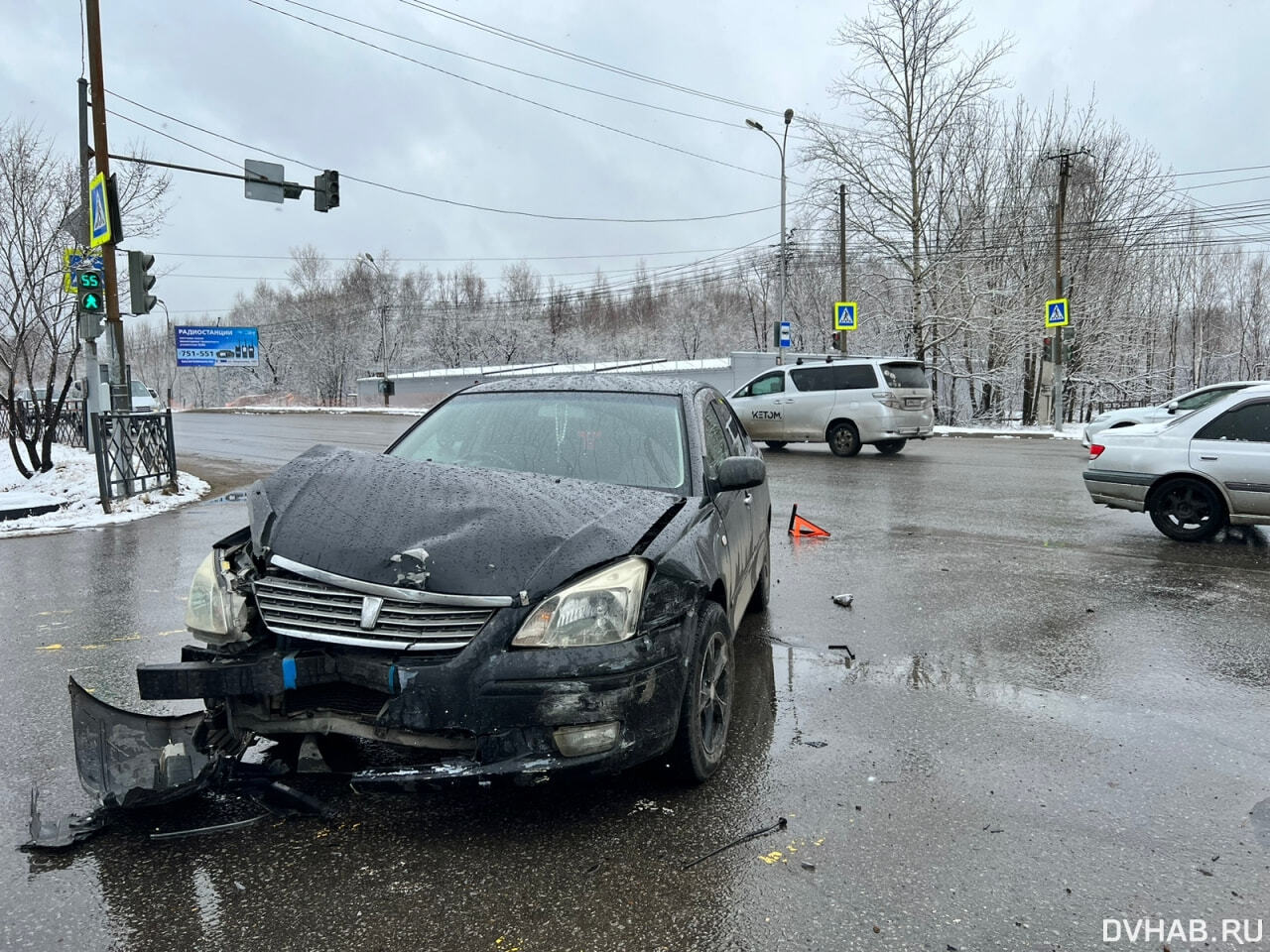 Две Toyota «собрали» забор, знак и женщину на перекрестке (ФОТО) — Новости  Хабаровска